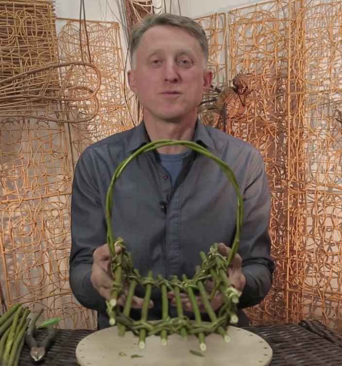 Корзинка для ленивых из ивовых прутьев