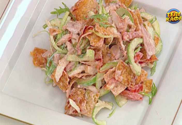 Салат из запечённой курицы с овощами и чипсами из лаваша