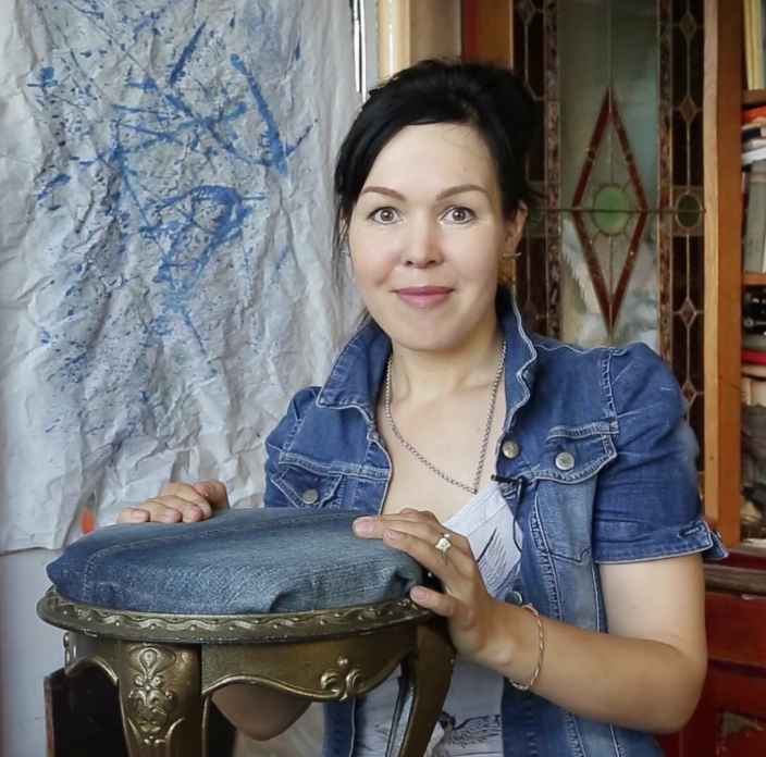 Перетягиваем обивку старинного табурета