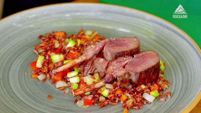 Каре оленя с красным рисом и овощами