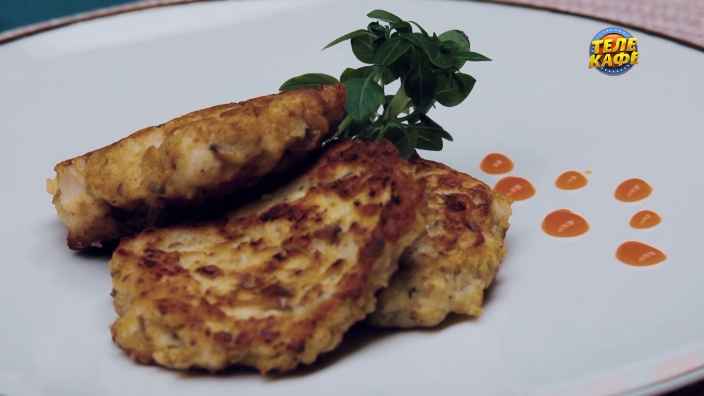 Рубленые куриные оладьи с кускусом и шампиньонами