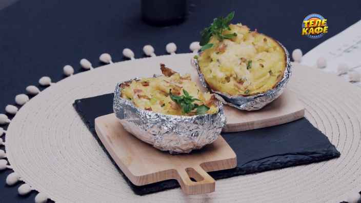 Запечённый картофель в мундире с начинкой из бекона, сыра и зелени