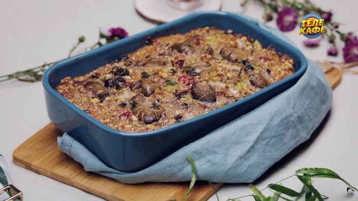 Ореховое жаркое с грибами, киноа и соусом сальса