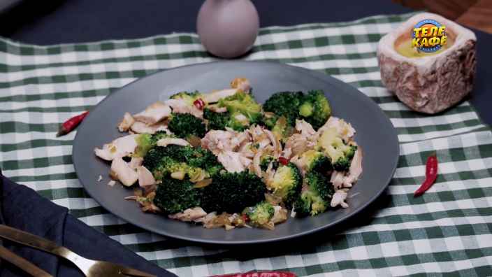 Тёплый салат с брокколи и курицей