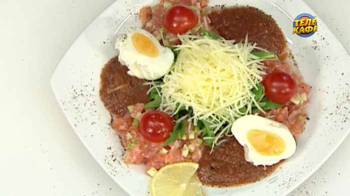 Тартар из лосося с рукколой и яйцом пашот