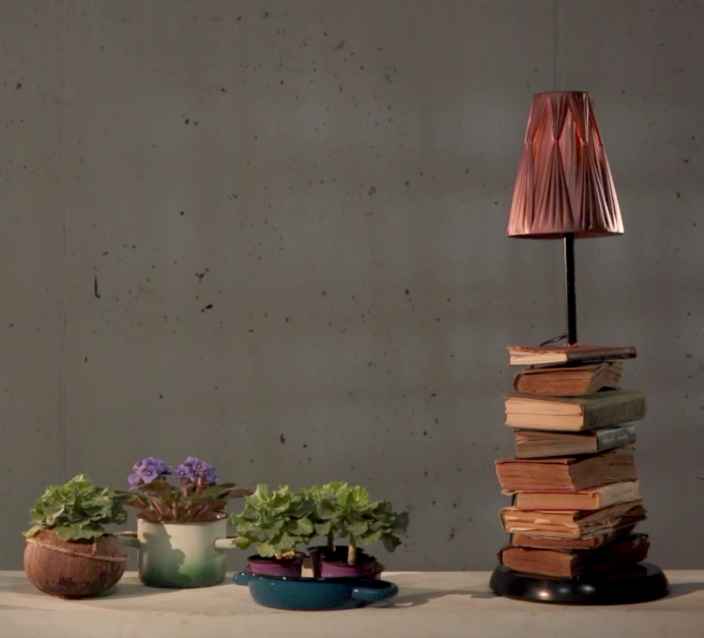 Винтажная лампа из книг
