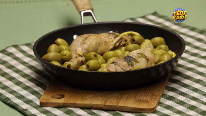 Куриные окорочка, тушенные с оливками и лимоном