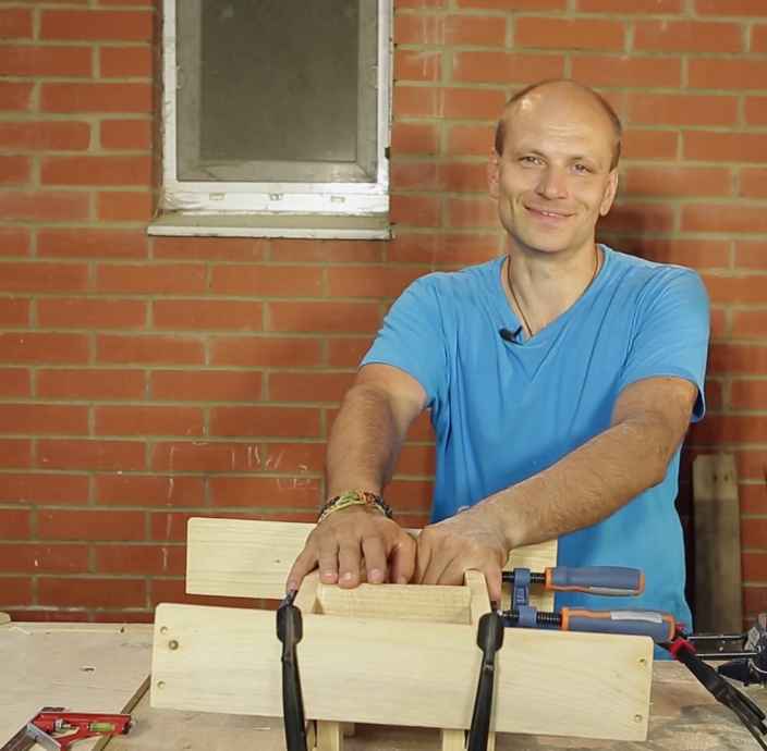 Кондуктор из бруска и струбцин для работы с деревянными заготовками
