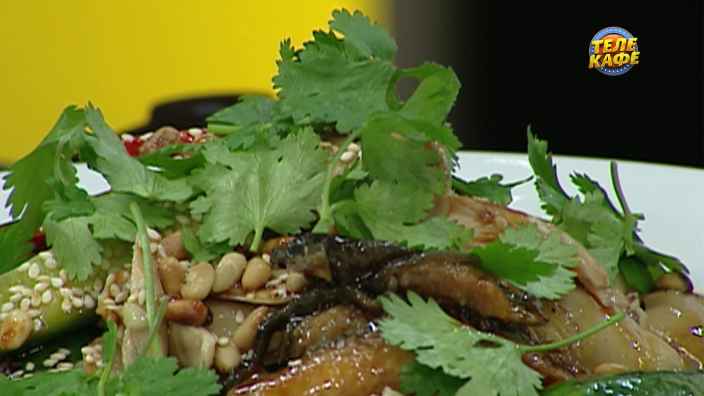 Салат с грибами, копчёным угрём и курицей