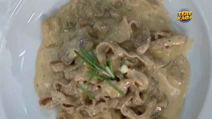 Домашние феттучини с какао под соусом из белых грибов