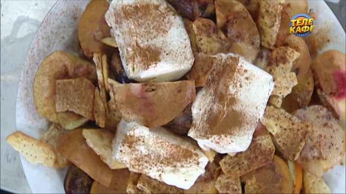 Запечённые фрукты с мороженым и корицей