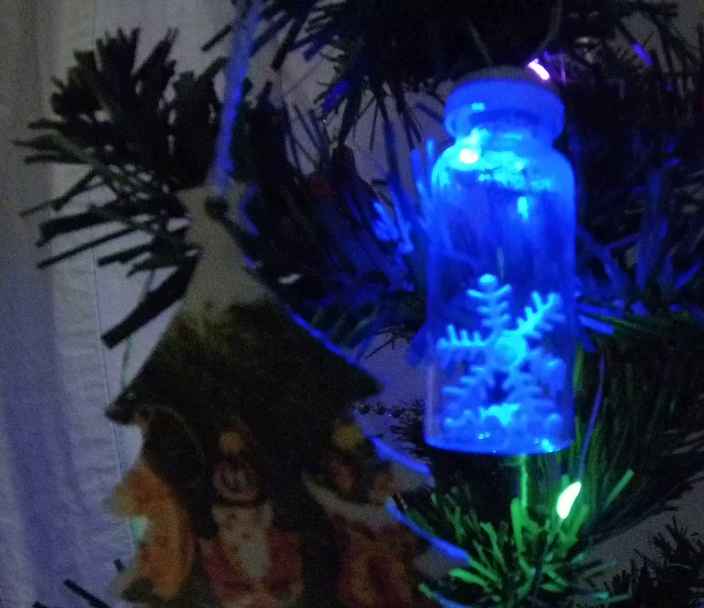 Новогодняя гирлянда из мусора