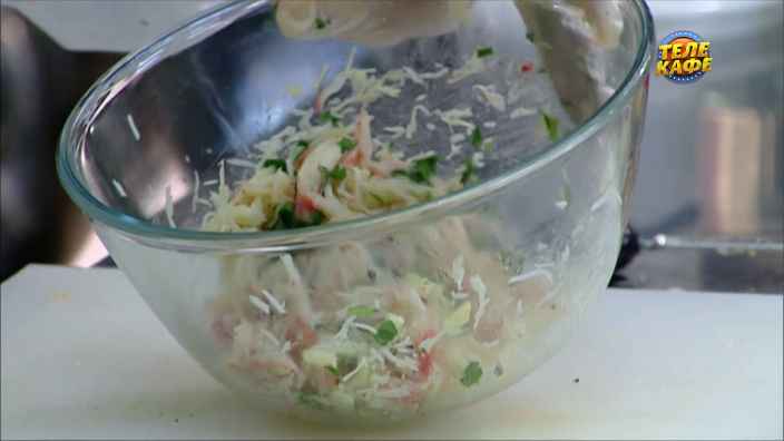 Крабовое мясо с корнем имбиря и чесноком