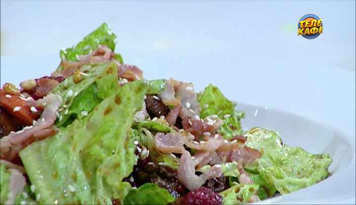 Тёплый салат с куриной печенью и малиной