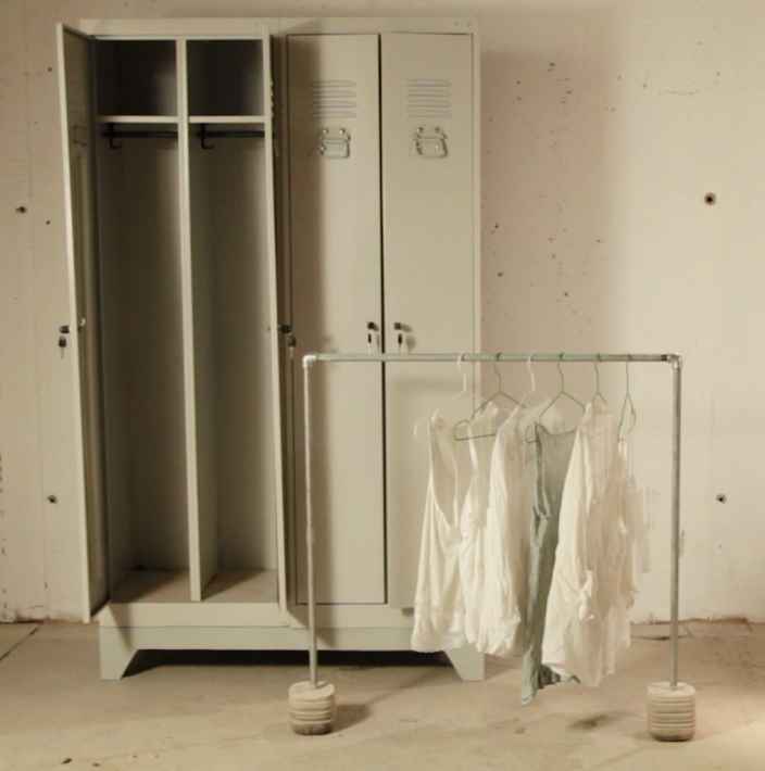 Напольная вешалка из труб и бетона