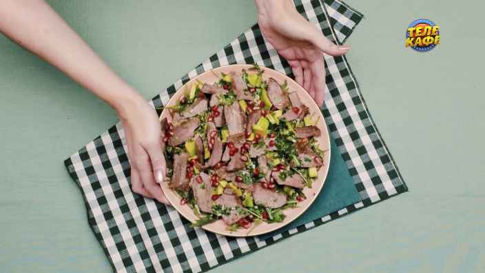 Тёплый салат с рукколой, киноа и говядиной