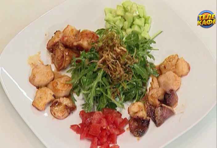 Горячий салат из морепродуктов и рукколы
