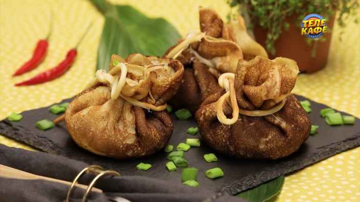 Блинные мешочки с курицей и грибами
