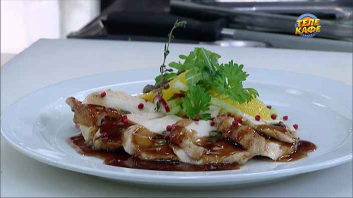 Куриная грудка, фаршированная рукколой и тигровыми креветками, с соусом вафу