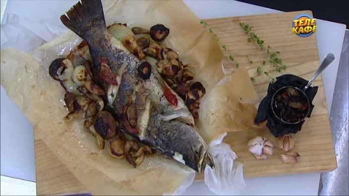 Баррамунди, запечённая на луковых кольцах, с грибами и бальзамическим конфитюром