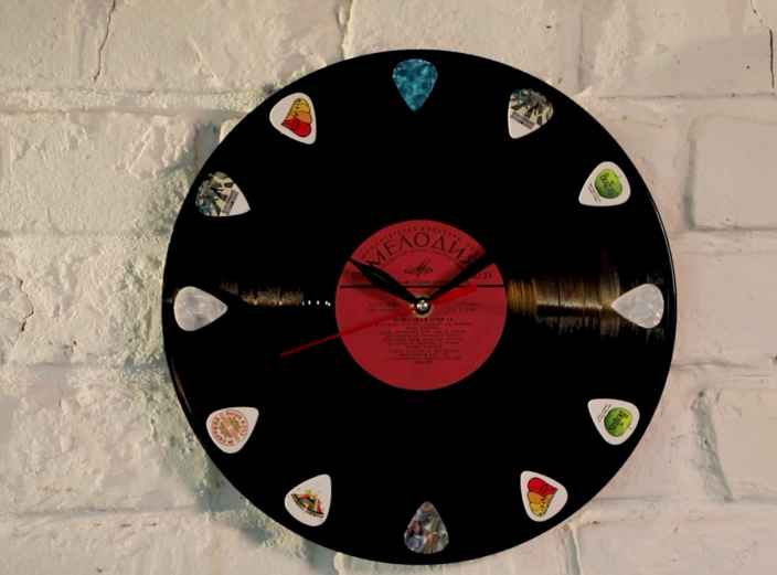 Часы из виниловой пластинки и медиаторов