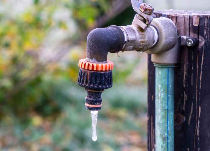 Как выбрать греющий кабель для водопровода в загородном доме