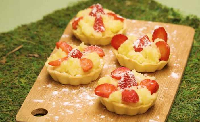 Корзиночки с заварным кокосовым кремом и клубникой