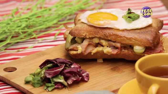 Горячий сэндвич с яйцом и сыром