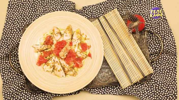 Салат из пекинской капусты с печёной курицей и грейпфрутом