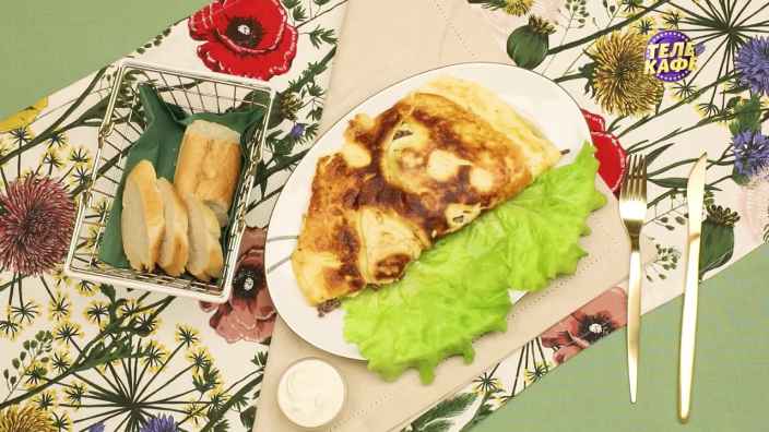 Рулет из омлета с мясом и сыром