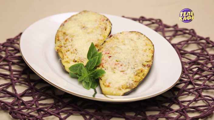 Запечённый баклажан с овощами и пшеном