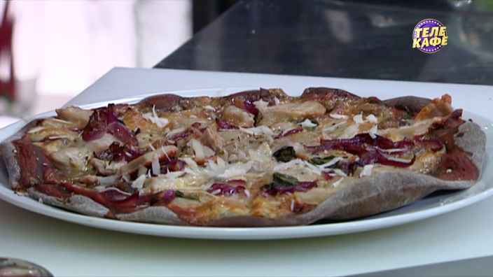 Пицца на ржаном тесте с карамелизованным луком и тунцом