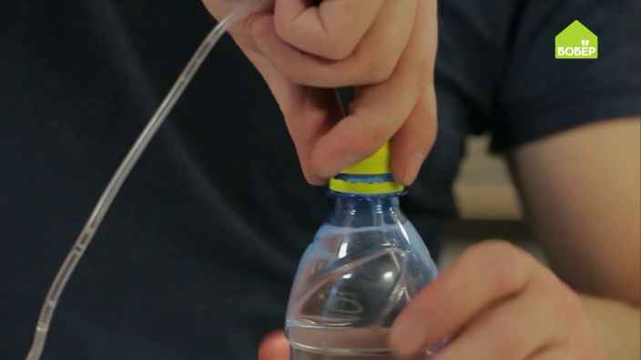 Питьевая система из капельницы и пластиковой бутылки