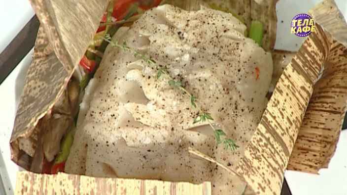Филе чёрной трески с овощами в кукурузных листьях