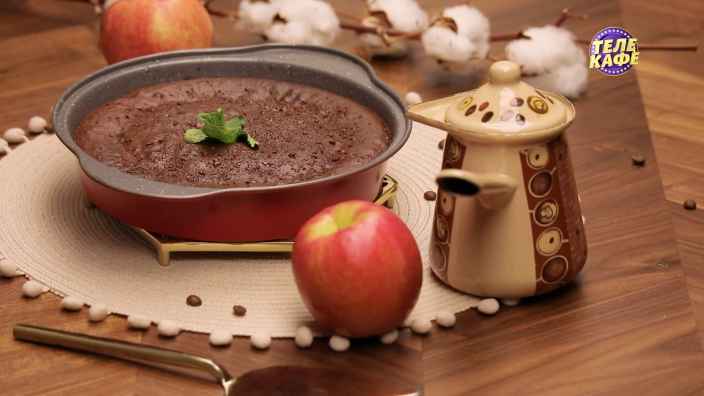 Брауни с яблоками и чёрной смородиной
