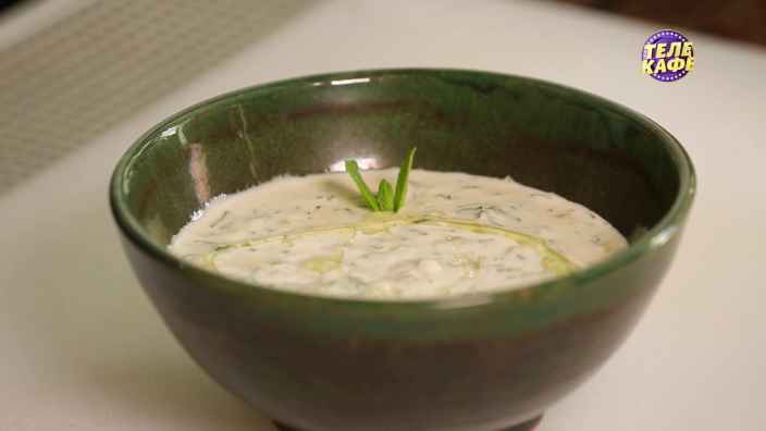 Холодный суп из огурцов, йогурта и кунжутной пасты