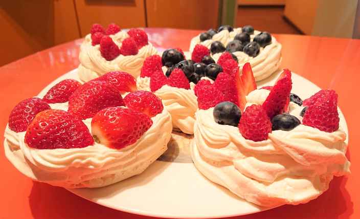 Пирожные Павлова с клубничным курдом