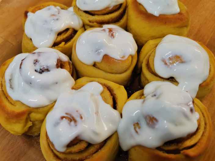 Тыквенные булочки с корицей и сметано-сливочным соусом