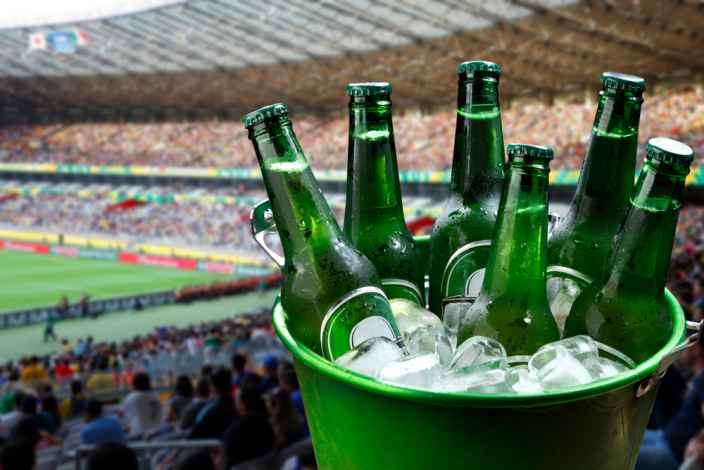 На футбольные матчи вернут пиво