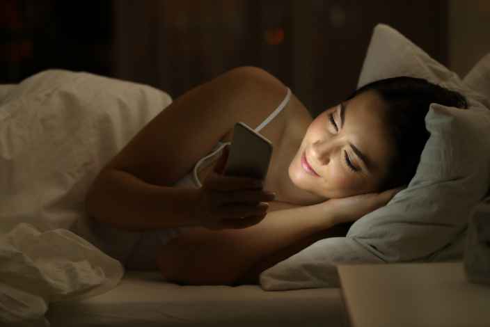 Учёные опровергли пользу «ночного режима» на смартфоне