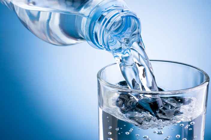 Эксперт рассказал, кому вредно пить минеральную воду