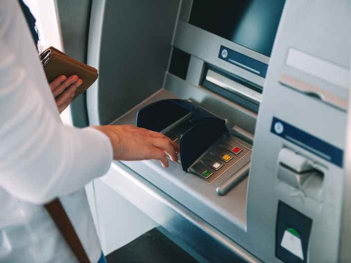 Эксперты Роскачества рассказали о способах мошенничества через банкоматы