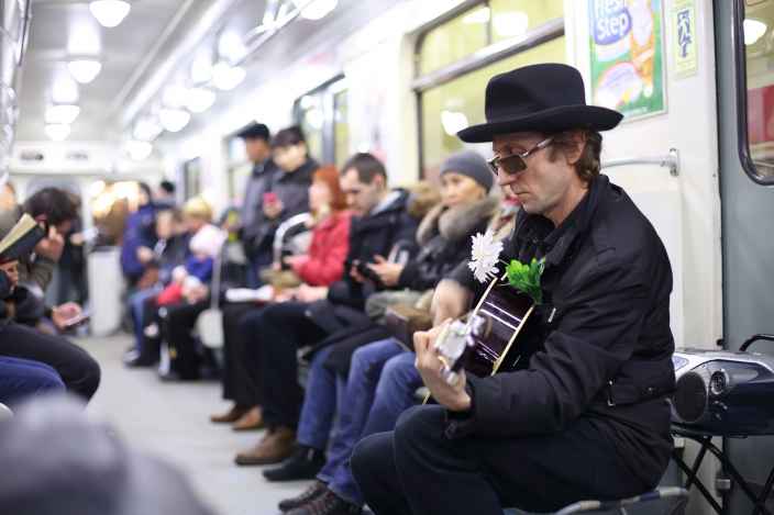 Россиянам могут запретить слушать музыку в общественном транспорте без наушников 