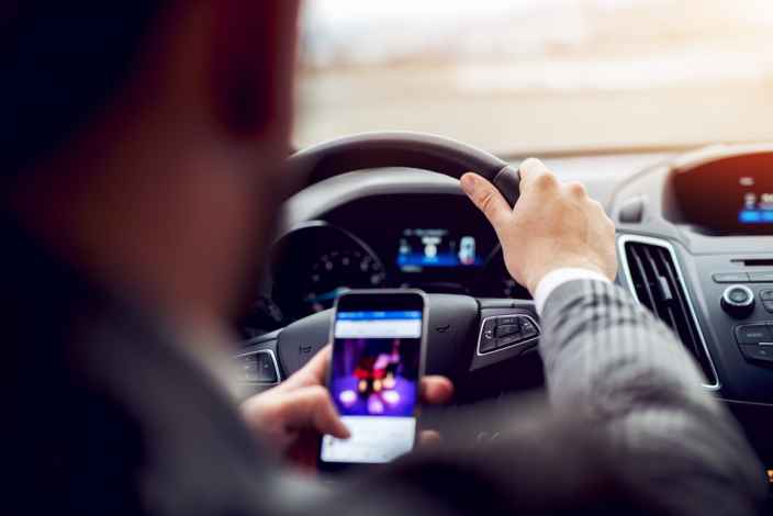 Водителей, использующих смартфоны за рулём, поймает нейросеть