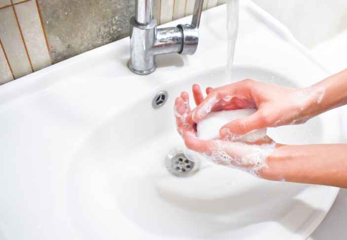 В Роспотребнадзоре рассказали, какое мыло эффективнее — обычное или антибактериальное