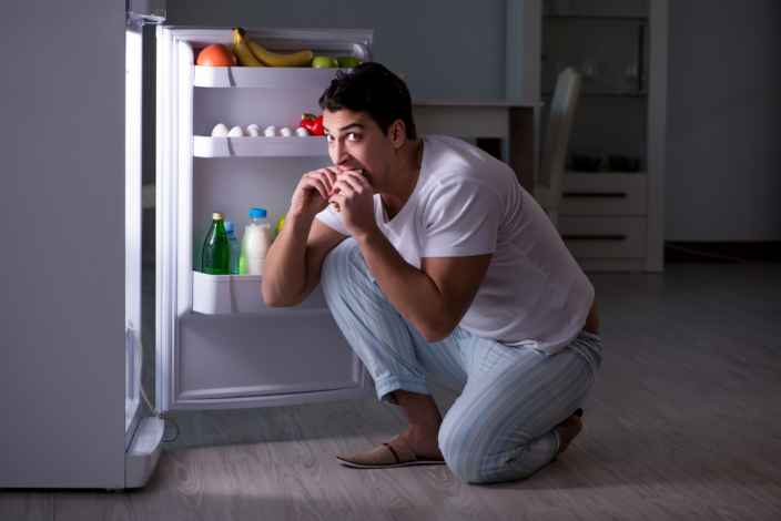 Большая часть россиян не контролирует желание «подойти к холодильнику»