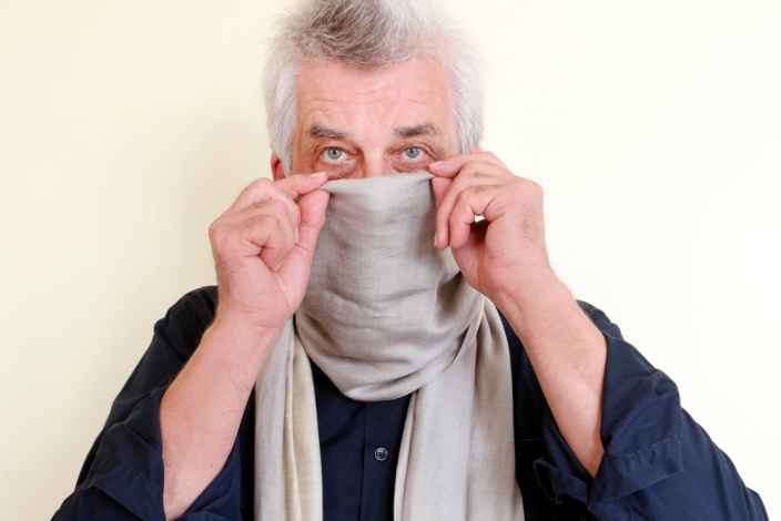 Вирусолог заявил, что обычный шарф не заменит медицинскую маску