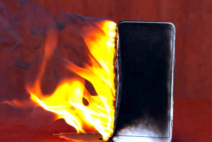 Эксперт рассказал, как избежать самовозгорания смартфона в жару