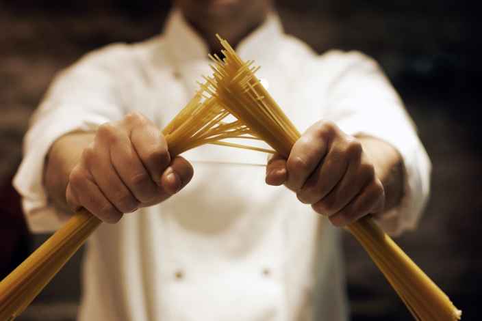 Учёные узнали, как ломать спагетти пополам