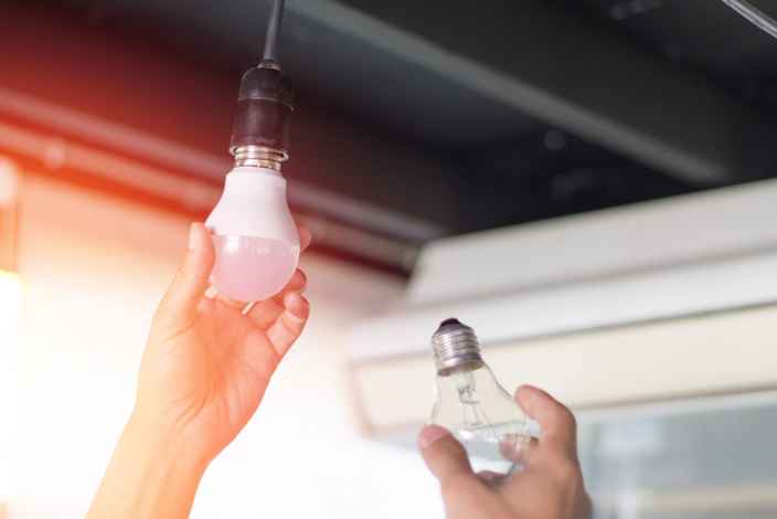 Эксперт посоветовал мыть светильники и стирать шторы, чтобы сэкономить на электричестве